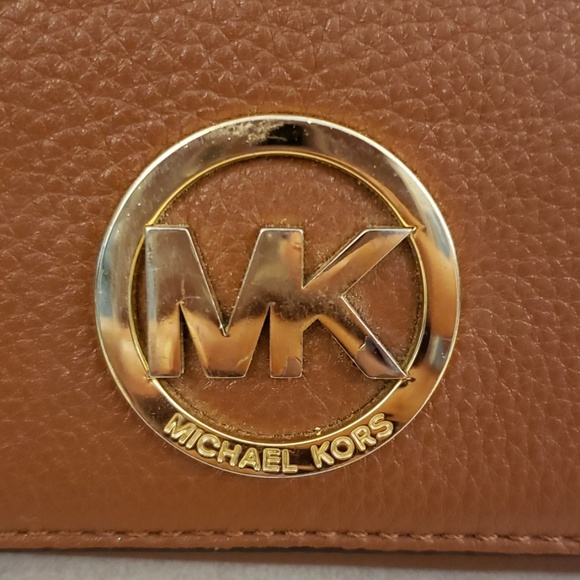 Michael Kors Kempton Tote & Wallet - Picture 6 of 8